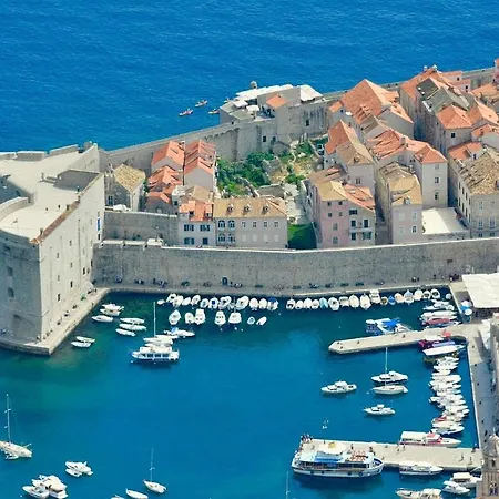 Daire A House In The Walls *